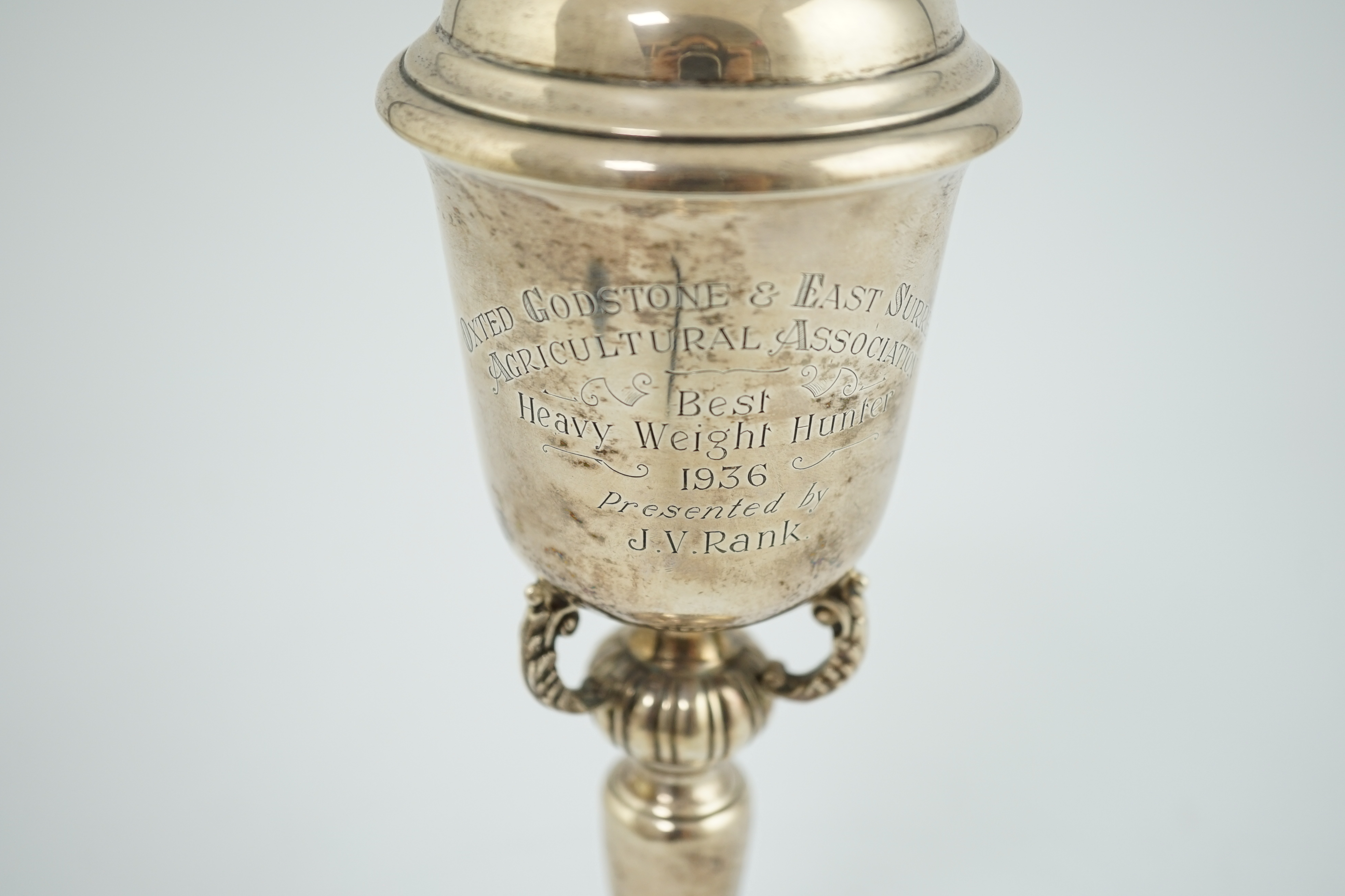 A George V silver presentation trophy cup and cover, by Goldsmiths & Silversmiths Co Ltd